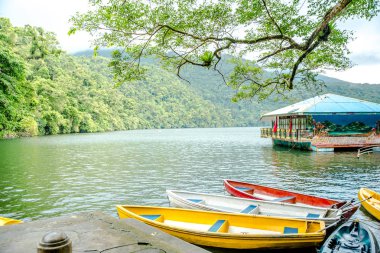 Sakin Bulusan gölde Sorsogon, Filipinler.