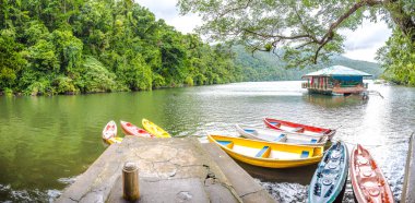 Sakin Bulusan gölde Sorsogon, Filipinler.