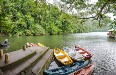 Sakin Bulusan gölde Sorsogon, Filipinler.