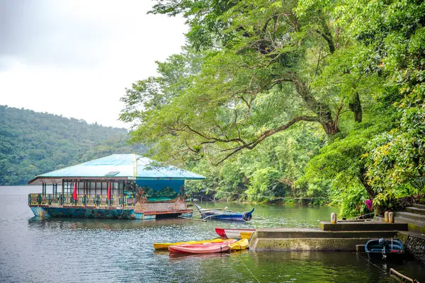 Sakin Bulusan gölde Sorsogon, Filipinler.