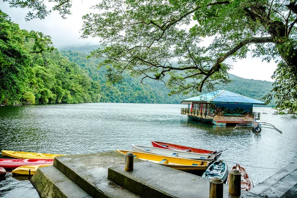Sakin Bulusan gölde Sorsogon, Filipinler.