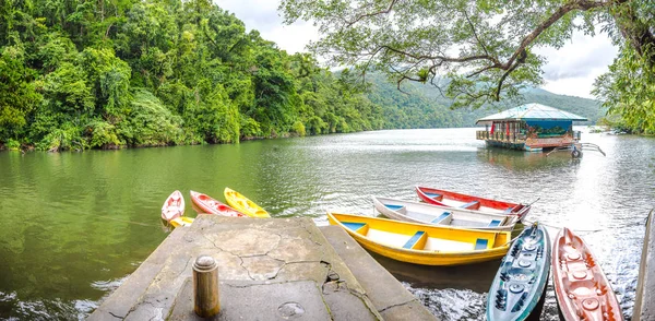 Sakin Bulusan gölde Sorsogon, Filipinler.