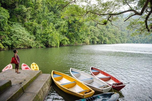 Sakin Bulusan gölde Sorsogon, Filipinler.