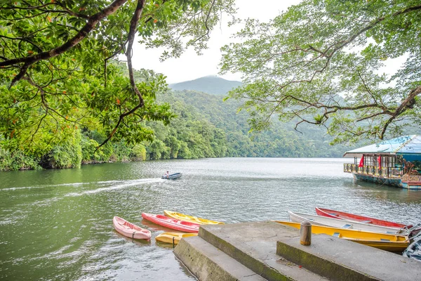 Sakin Bulusan gölde Sorsogon, Filipinler.