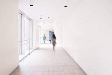 Beyaz alleyway yürümek.