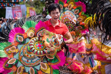 Geçit töreni 2018 renkli gülümseyen maskesini Masskara Festivali, Bacolod City, Filipinler.