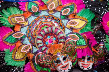 Geçit töreni 2018 renkli gülümseyen maskesini Masskara Festivali, Bacolod City, Filipinler.