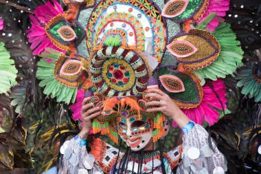 Geçit töreni 2018 renkli gülümseyen maskesini Masskara Festivali, Bacolod City, Filipinler.