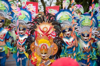Geçit töreni 2018 renkli gülümseyen maskesini Masskara Festivali, Bacolod City, Filipinler.