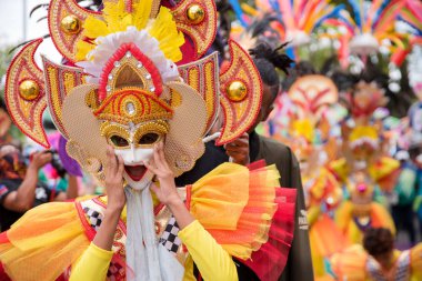 Geçit töreni 2018 renkli gülümseyen maskesini Masskara Festivali, Bacolod City, Filipinler.