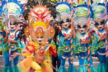 Geçit töreni 2018 renkli gülümseyen maskesini Masskara Festivali, Bacolod City, Filipinler.