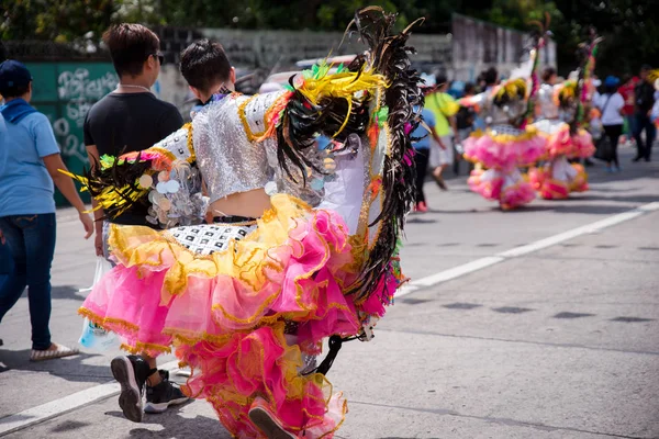 Παρέλαση Των Πολύχρωμα Χαμογελαστά Μάσκα Στο 2018 Masskara Φεστιβάλ Μπακολόντ — Φωτογραφία Αρχείου