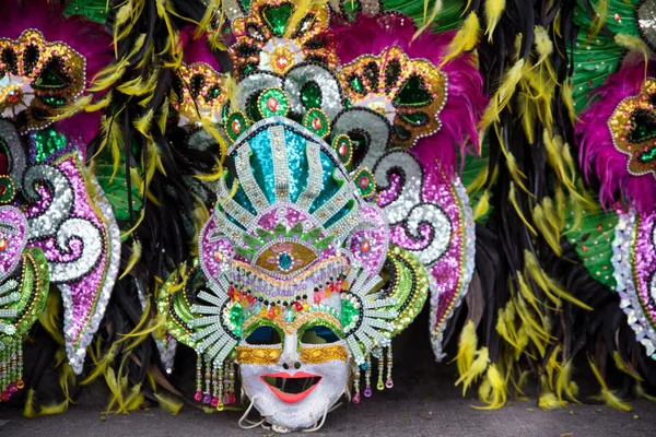 Παρέλαση Των Πολύχρωμα Χαμογελαστά Μάσκα Στο 2018 Masskara Φεστιβάλ Μπακολόντ — Φωτογραφία Αρχείου