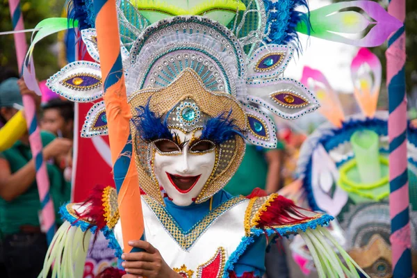 2018 でカラフルな笑顔マスクのパレード Masskara バコロド市 フィリピン — ストック写真