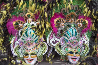 Geçit töreni 2018 renkli gülümseyen maskesini Masskara Festivali, Bacolod City, Filipinler.