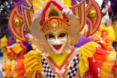 Geçit töreni 2018 renkli gülümseyen maskesini Masskara Festivali, Bacolod City, Filipinler.