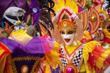 Geçit töreni 2018 renkli gülümseyen maskesini Masskara Festivali, Bacolod City, Filipinler.