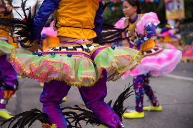 Geçit töreni 2018 renkli gülümseyen maskesini Masskara Festivali, Bacolod City, Filipinler.
