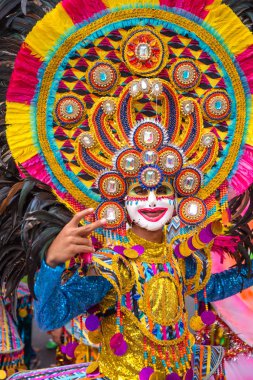 Geçit töreni 2018 renkli gülümseyen maskesini Masskara Festivali, Bacolod City, Filipinler.