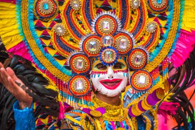 Geçit töreni 2018 renkli gülümseyen maskesini Masskara Festivali, Bacolod City, Filipinler.
