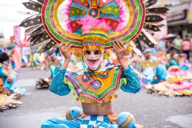 Geçit töreni 2018 renkli gülümseyen maskesini Masskara Festivali, Bacolod City, Filipinler.