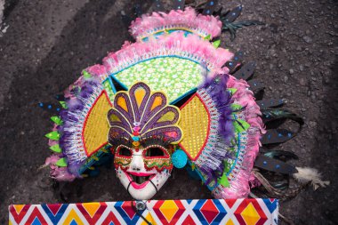 Geçit töreni 2018 renkli gülümseyen maskesini Masskara Festivali, Bacolod City, Filipinler.