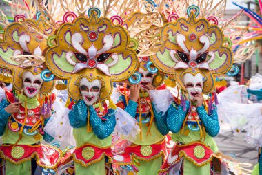 Geçit töreni 2018 renkli gülümseyen maskesini Masskara Festivali, Bacolod City, Filipinler.