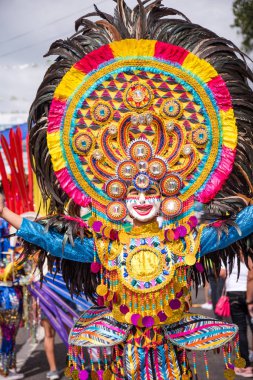 Geçit töreni 2018 renkli gülümseyen maskesini Masskara Festivali, Bacolod City, Filipinler.