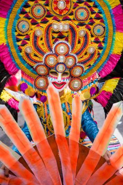 Geçit töreni 2018 renkli gülümseyen maskesini Masskara Festivali, Bacolod City, Filipinler.