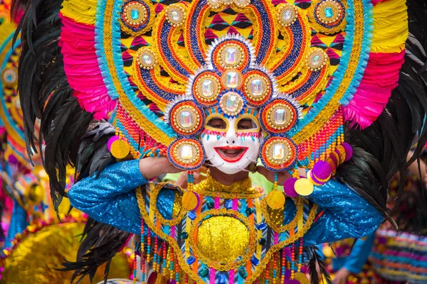 Geçit töreni 2018 renkli gülümseyen maskesini Masskara Festivali, Bacolod City, Filipinler.