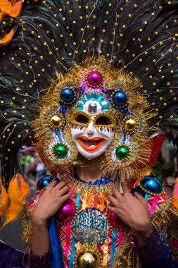 Geçit töreni 2018 renkli gülümseyen maskesini Masskara Festivali, Bacolod City, Filipinler.