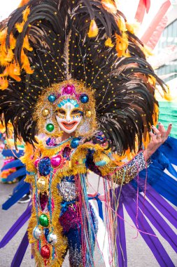 Geçit töreni 2018 renkli gülümseyen maskesini Masskara Festivali, Bacolod City, Filipinler.