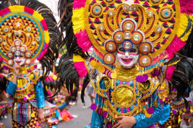 Geçit töreni 2018 renkli gülümseyen maskesini Masskara Festivali, Bacolod City, Filipinler.