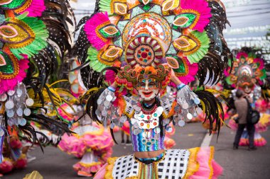 Geçit töreni 2018 renkli gülümseyen maskesini Masskara Festivali, Bacolod City, Filipinler.