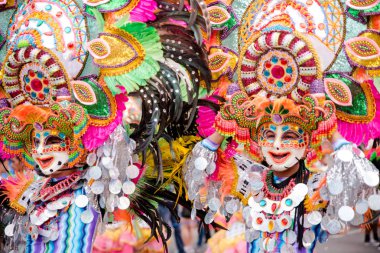 Geçit töreni 2018 renkli gülümseyen maskesini Masskara Festivali, Bacolod City, Filipinler.