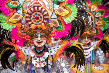 Geçit töreni 2018 renkli gülümseyen maskesini Masskara Festivali, Bacolod City, Filipinler.