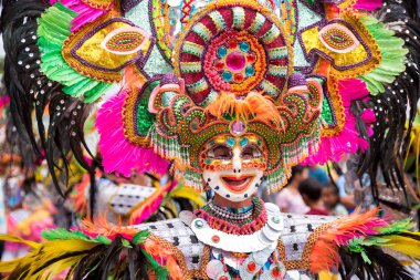 Geçit töreni 2018 renkli gülümseyen maskesini Masskara Festivali, Bacolod City, Filipinler.
