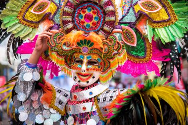 Geçit töreni 2018 renkli gülümseyen maskesini Masskara Festivali, Bacolod City, Filipinler.