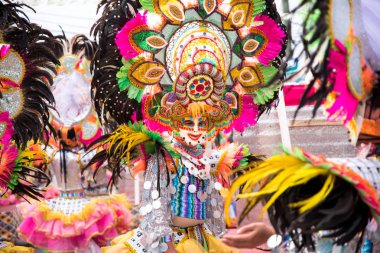 Geçit töreni 2018 renkli gülümseyen maskesini Masskara Festivali, Bacolod City, Filipinler.