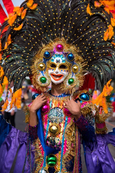 Geçit töreni 2018 renkli gülümseyen maskesini Masskara Festivali, Bacolod City, Filipinler.