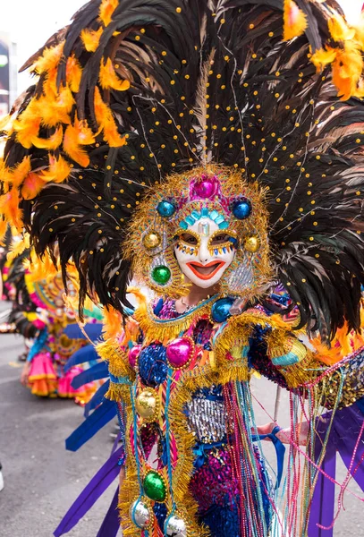 Geçit töreni 2018 renkli gülümseyen maskesini Masskara Festivali, Bacolod City, Filipinler.