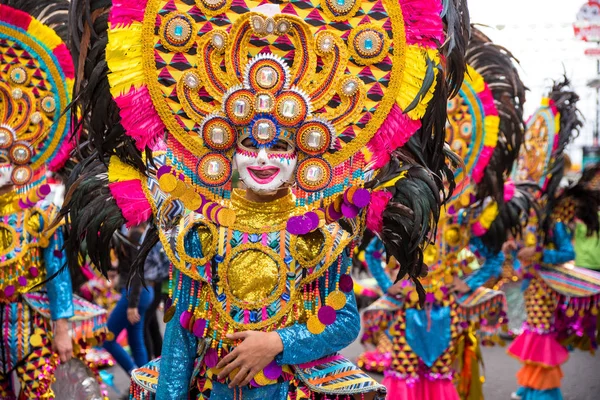 Geçit töreni 2018 renkli gülümseyen maskesini Masskara Festivali, Bacolod City, Filipinler.