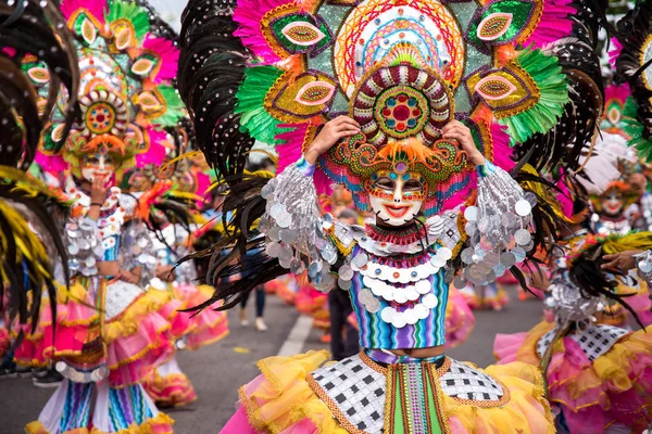 Geçit töreni 2018 renkli gülümseyen maskesini Masskara Festivali, Bacolod City, Filipinler.