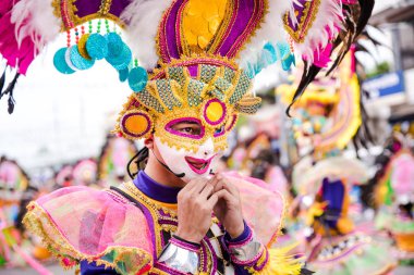 Geçit töreni 2018 renkli gülümseyen maskesini Masskara Festivali, Bacolod City, Filipinler.