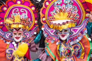 Geçit töreni 2018 renkli gülümseyen maskesini Masskara Festivali, Bacolod City, Filipinler.