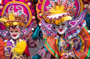Geçit töreni 2018 renkli gülümseyen maskesini Masskara Festivali, Bacolod City, Filipinler.