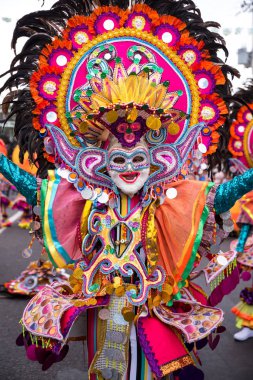 Geçit töreni 2018 renkli gülümseyen maskesini Masskara Festivali, Bacolod City, Filipinler.