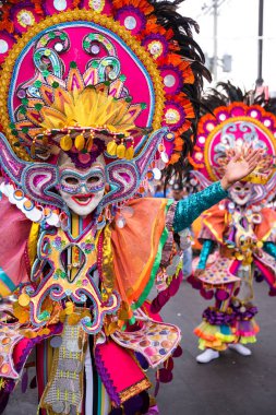 Geçit töreni 2018 renkli gülümseyen maskesini Masskara Festivali, Bacolod City, Filipinler.