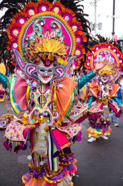 Geçit töreni 2018 renkli gülümseyen maskesini Masskara Festivali, Bacolod City, Filipinler.