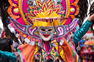 Geçit töreni 2018 renkli gülümseyen maskesini Masskara Festivali, Bacolod City, Filipinler.